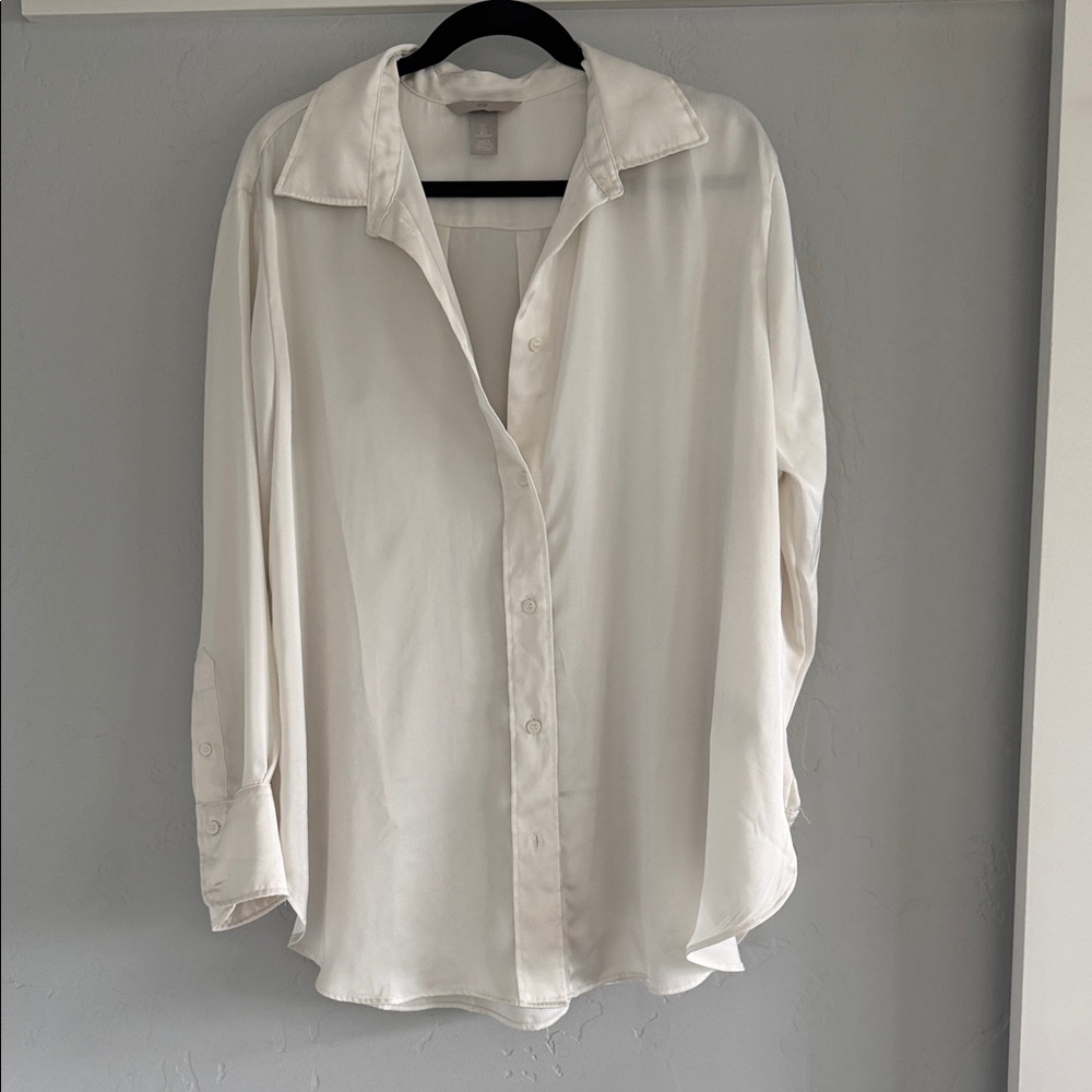Women’s oversized satin dress shirt in cream from H&M